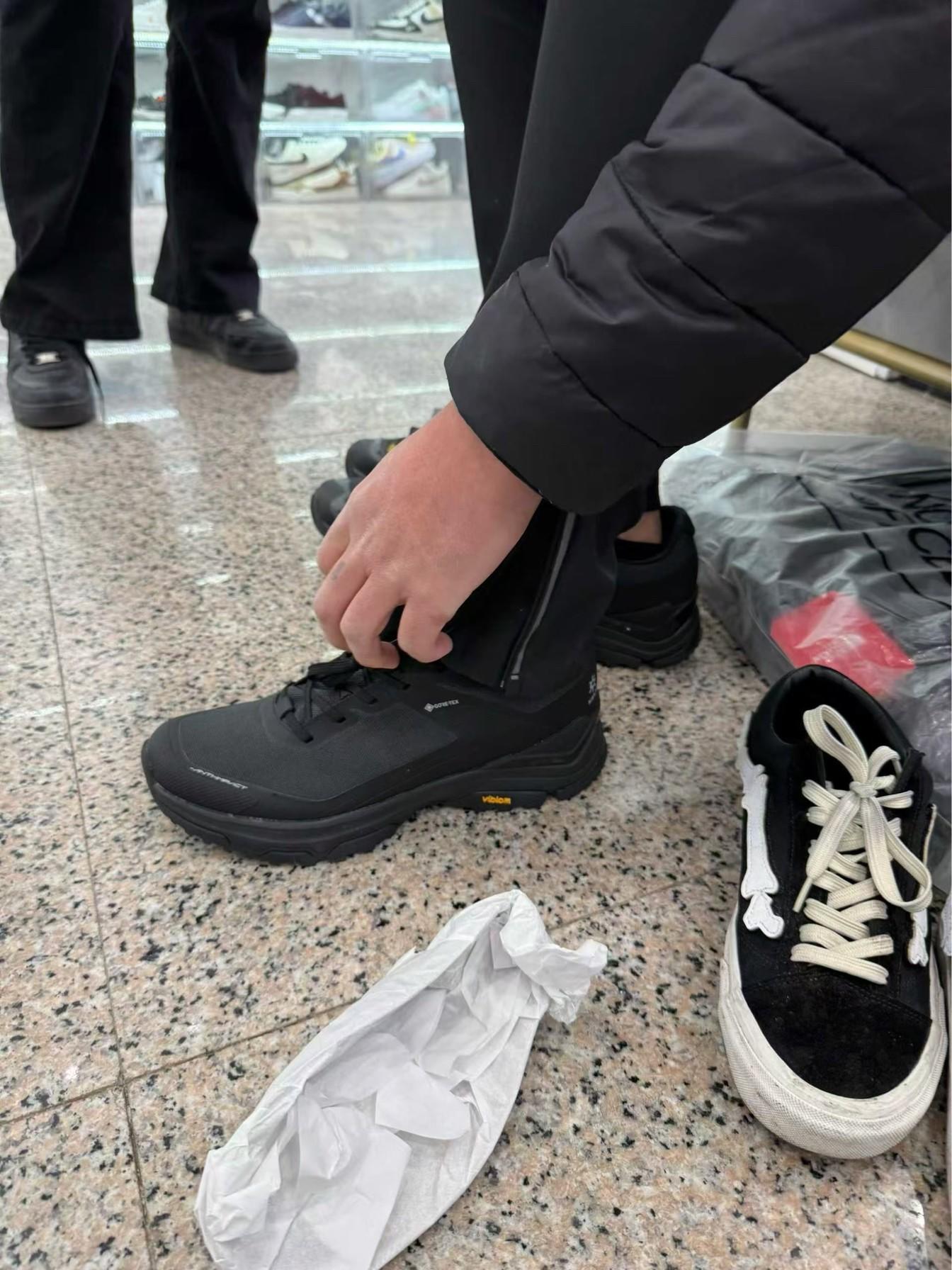 家人们,今天给你们扒一扒我挖到的两款宝藏黑鞋,直接把黑武士风格焊在脚上!